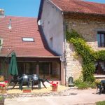 Maison ancienne r&eacute;nov&eacute;e. Mitoyenne avec les propri&eacute;taires. Grand gite de 210 m2. Grand jardin semi clos fleuri. Garage non ferm&eacute; pour v&eacute;olos. Stationnement ext&eacute;rieur pour 6 voitures.