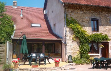 G&icirc;te n&deg;G1575 Salans - Jura - Maison ancienne r&eacute;nov&eacute;e. Mitoyenne avec les propri&eacute;taires. Grand gite de 210 m2. Grand jardin semi clos fleuri. Garage non ferm&eacute; pour v&eacute;olos. Stationnement ext&eacute;rieur pour 6 voitures.