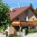 Terrasse des g&icirc;tes "c&ocirc;t&eacute; lac de chalain" &agrave; Marigny dans le JURA