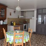 La cuisine donne sur la rue et comporte tous les &eacute;quipements n&eacute;cessaires : cafeti&egrave;re, bouilloire, grille pain, frigo et cong&eacute;lateur, plaque et four gaz, four micro-ondes, lave-vaiselle et lave linge. 