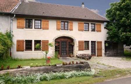 G&icirc;te n&deg;G330 Char&eacute;zier - Jura - Fa&ccedil;ade principale