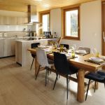 Cuisine toute &eacute;quip&eacute;e ouverte sur la Nature. Ext&eacute;rieur avec plancha, grande table ronde, transats...  Sans vis &agrave; vis