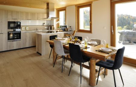 Cuisine toute équipée ouverte sur la Nature. Extérieur avec plancha, grande table ronde, transats... Sans vis à vis Gîte n°G2372 La Pesse - Jura - Cuisine toute équipée ouverte sur la Nature. Extérieur avec plancha, grande table ronde, transats... Sans vis à vis