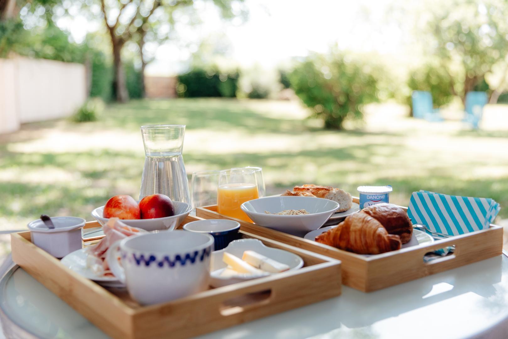 Petit déjeuner vue sur le jardin photo 2