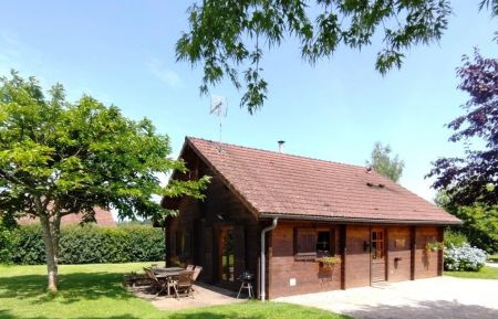 Le Chalet et la terrasse ombragée Gîte n°G1657 Foulenay - Jura - Le Chalet et la terrasse ombragée