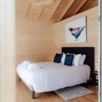 Chambre avec lit 160 cm de la Chambre Le Cocon, en bois de sapin du Jura