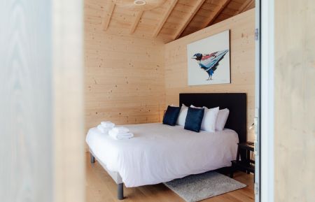 Chambre d'h&ocirc;tes n&deg;G4235 Le Pin - Jura - Chambre avec lit 160 cm de la Chambre Le Cocon, en bois de sapin du Jura