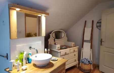 G&icirc;te n&deg;G2412 Frasne-les-Meuli&egrave;res - Jura - La salle de bain, ancienne coiffeuse et parquet au sol. Douche et WC.