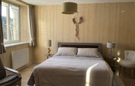 Lit électrique 2 personnes composé de 2 matelas en 80 : vous pourrez régler la position du sommier selon vos envies. Gîte n°G55 Foncine-le-Haut - Jura - Lit électrique 2 personnes composé de 2 matelas en 80 : vous pourrez régler la position du sommier selon vos envies.