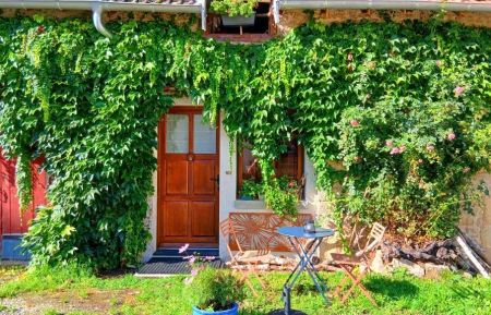 Façade du Gite côté cour Gîte n°G2679 Chilly-le-Vignoble - Jura - Façade du Gite côté cour