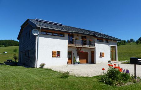 G&icirc;te n&deg;G2069 Lajoux - Jura - La maison au printemps