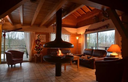 G&icirc;te n&deg;G2647 Marigny - Jura - Salon avec vue sur la for&ecirc;t et tr&egrave;s belle chemin&eacute;e au milieu