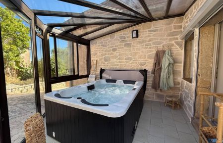 G&icirc;te n&deg;G2687 Rahon - Jura - Spa Duo totalement priv&eacute;, accessible depuis la Suite La Romantique ou depuis l'ext&eacute;rieur.