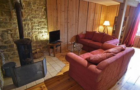 Salon confortable avec poêle Godin Gîte n°G1608 Lavigny - Jura - Salon confortable avec poêle Godin
