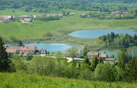 G&icirc;te n&deg;G1348 Grande-Rivi&egrave;re Ch&acirc;teau - Jura - G&icirc;te "Sur le moulin" devant le lac de l'abbaye