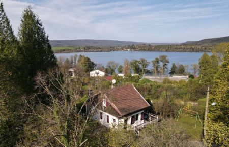 G&icirc;te n&deg;G1572 Doucier - Jura - Vue a&eacute;rienne  gite et lac 