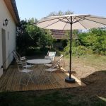 Terrasse en bois pour prendre ses petits d&eacute;jeuners ou ses repas ou se reposer dans des chaises longues