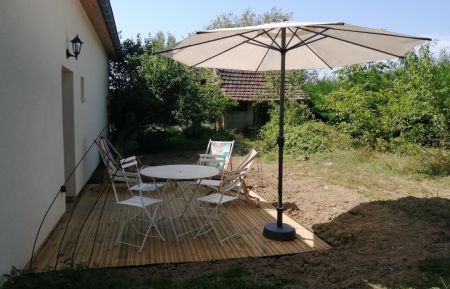 G&icirc;te n&deg;G2644 Villerserine - Jura - Terrasse en bois pour prendre ses petits d&eacute;jeuners ou ses repas ou se reposer dans des chaises longues